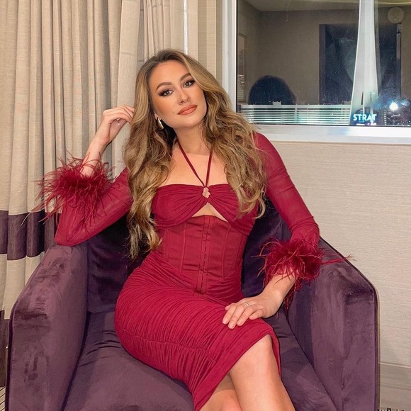 Lavish Alice Catalina Dress - Picture 2 of 2